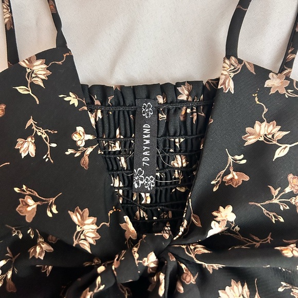 7DAYWKND Shirred Top - Picture 3 of 3